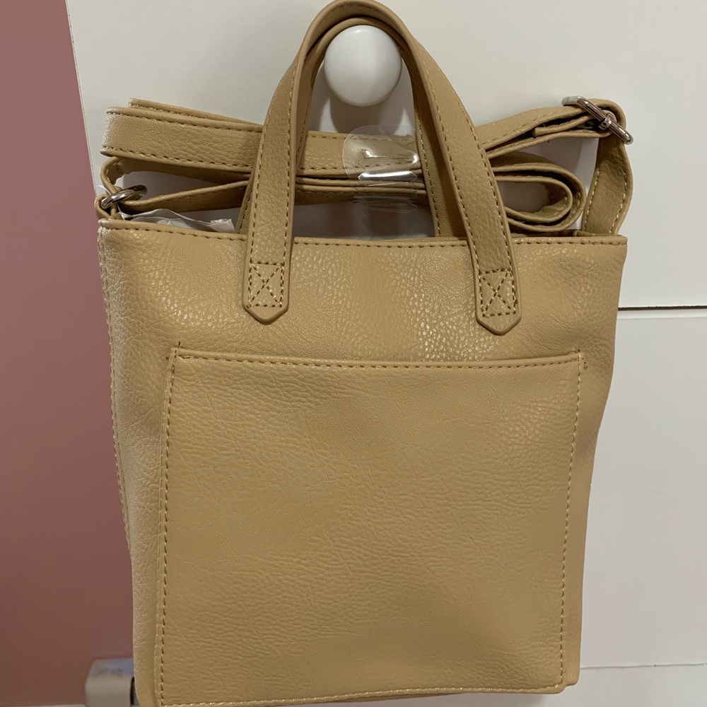 you can wear in over your shoulder or hold it